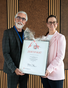 Johann Beck, Vorsitzender der Geschäftsführung der Agentur für Arbeit des Landkreises, und Katharina Pöschl, geschäftsführende Gesellschafterin von Pöschl Tabak, mit Auszeichnung