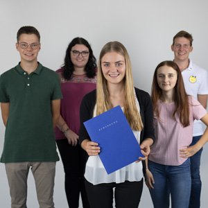 Gruppenfoto ehemaliger kaufmännischer Auszubildender als Beispiel