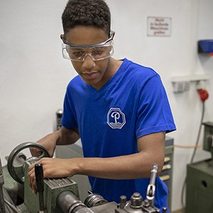 Schülerpraktikant bei der Arbeit an einer Fräsmaschine