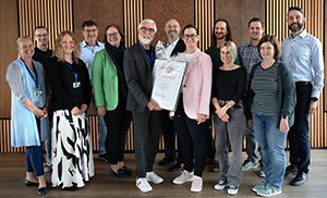 Gruppenfoto aller Beteiligten bei der Übergabe des Zertifikats